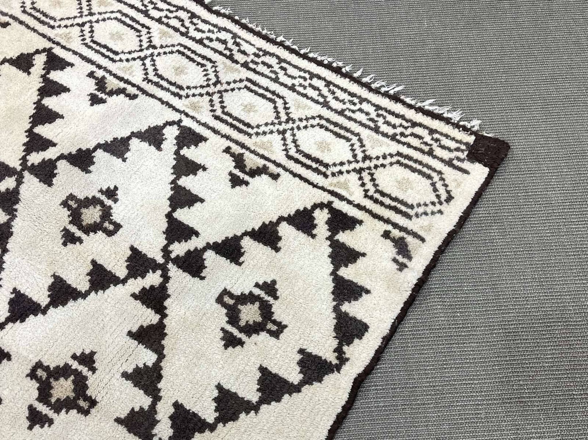 Handmade Moroccan wool rug - 1.70m x 1.20m.