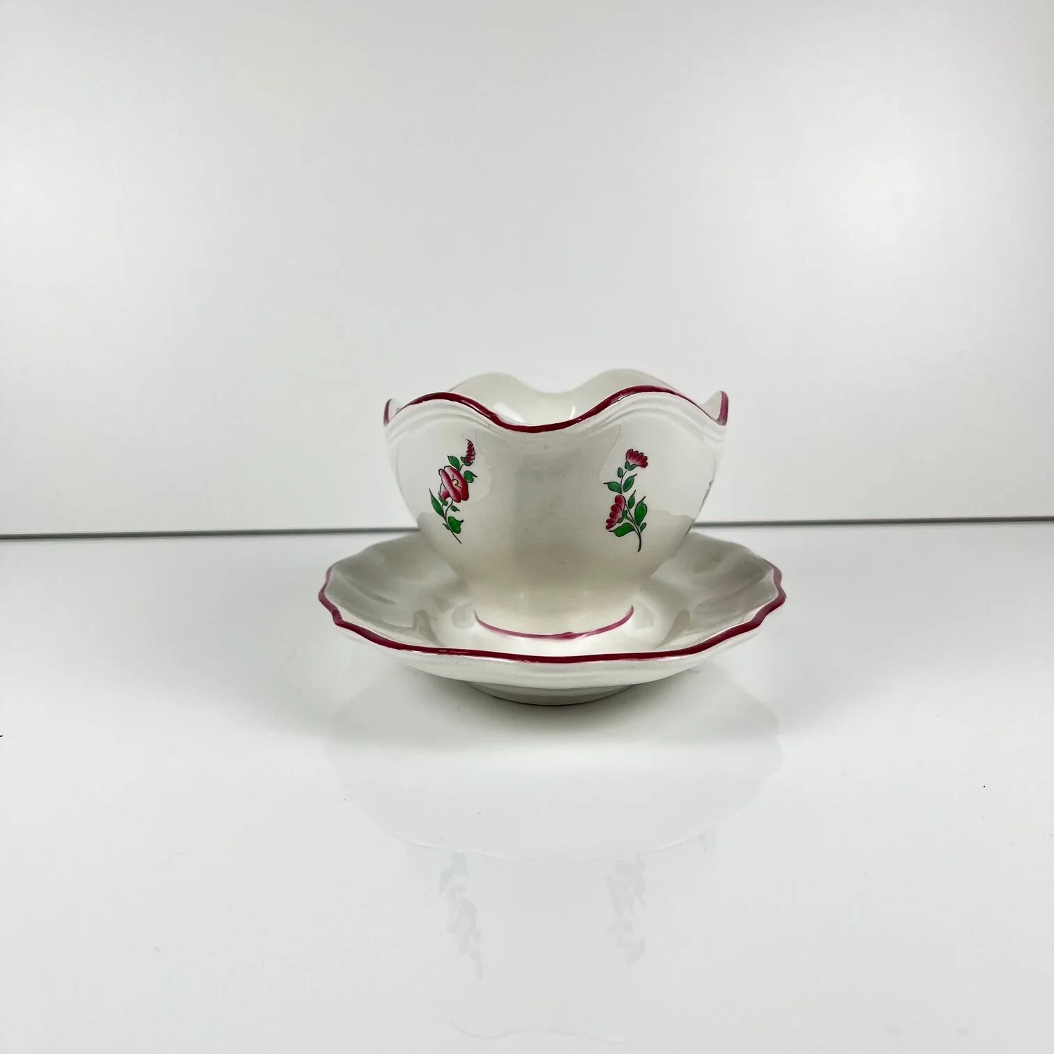 Sauceboat KG Lunéville, model "Réverbère", rose pattern