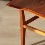 Table basse vintage Everest en noyer – style « planche de surf » (années 60)