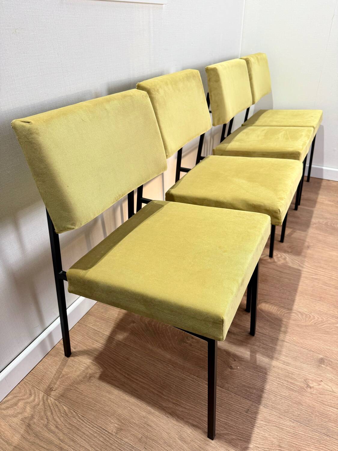 4 chairs awarded to Gérard Guermonprez