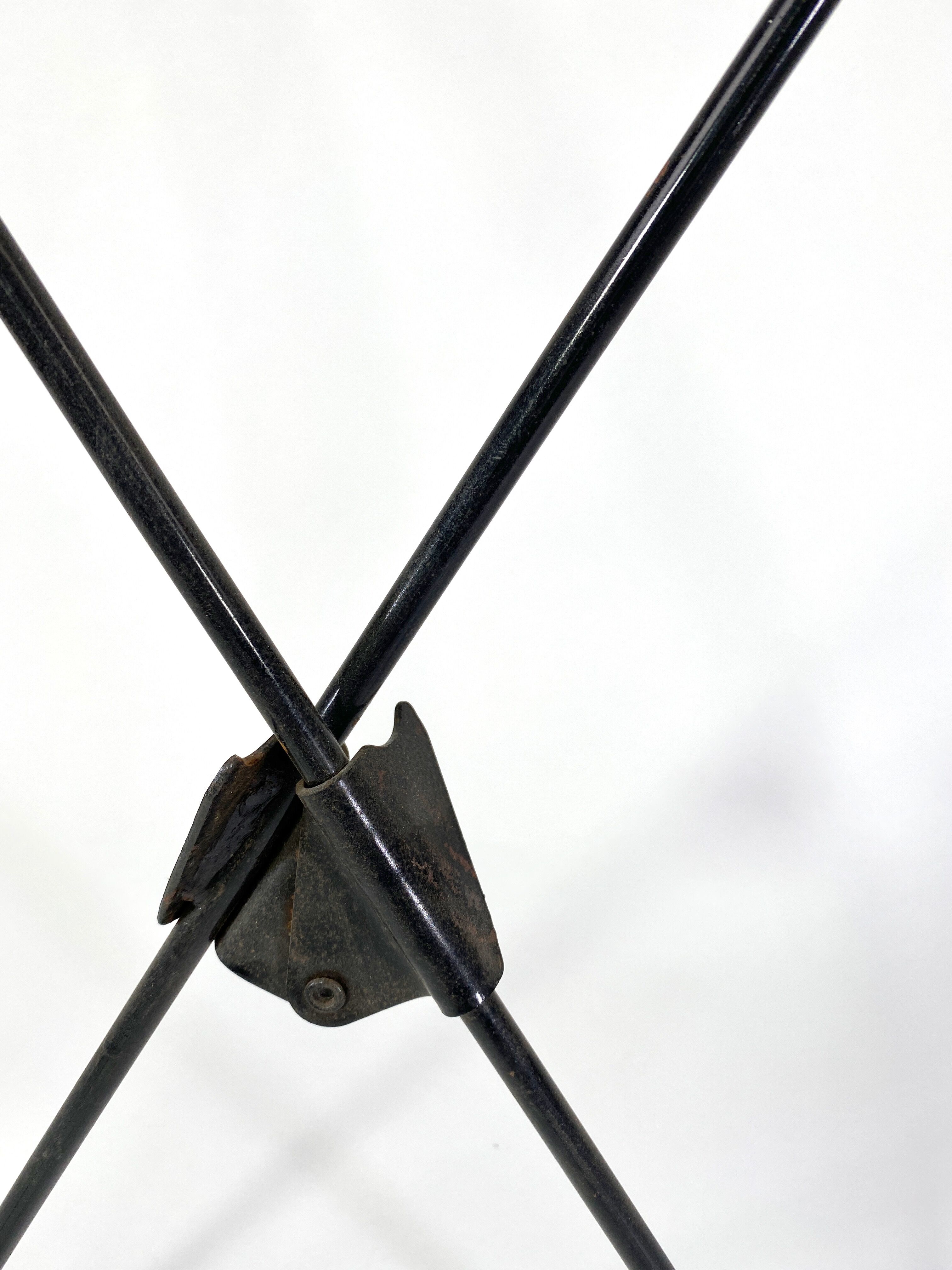 AA oui Butterfly chair by Jorge Hardoy Ferrari Pliable.
