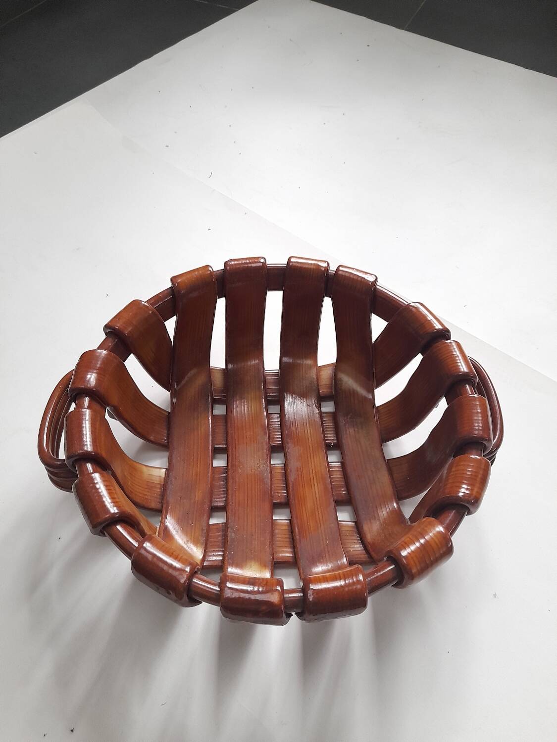 Braided ceramic bowl imitating leather