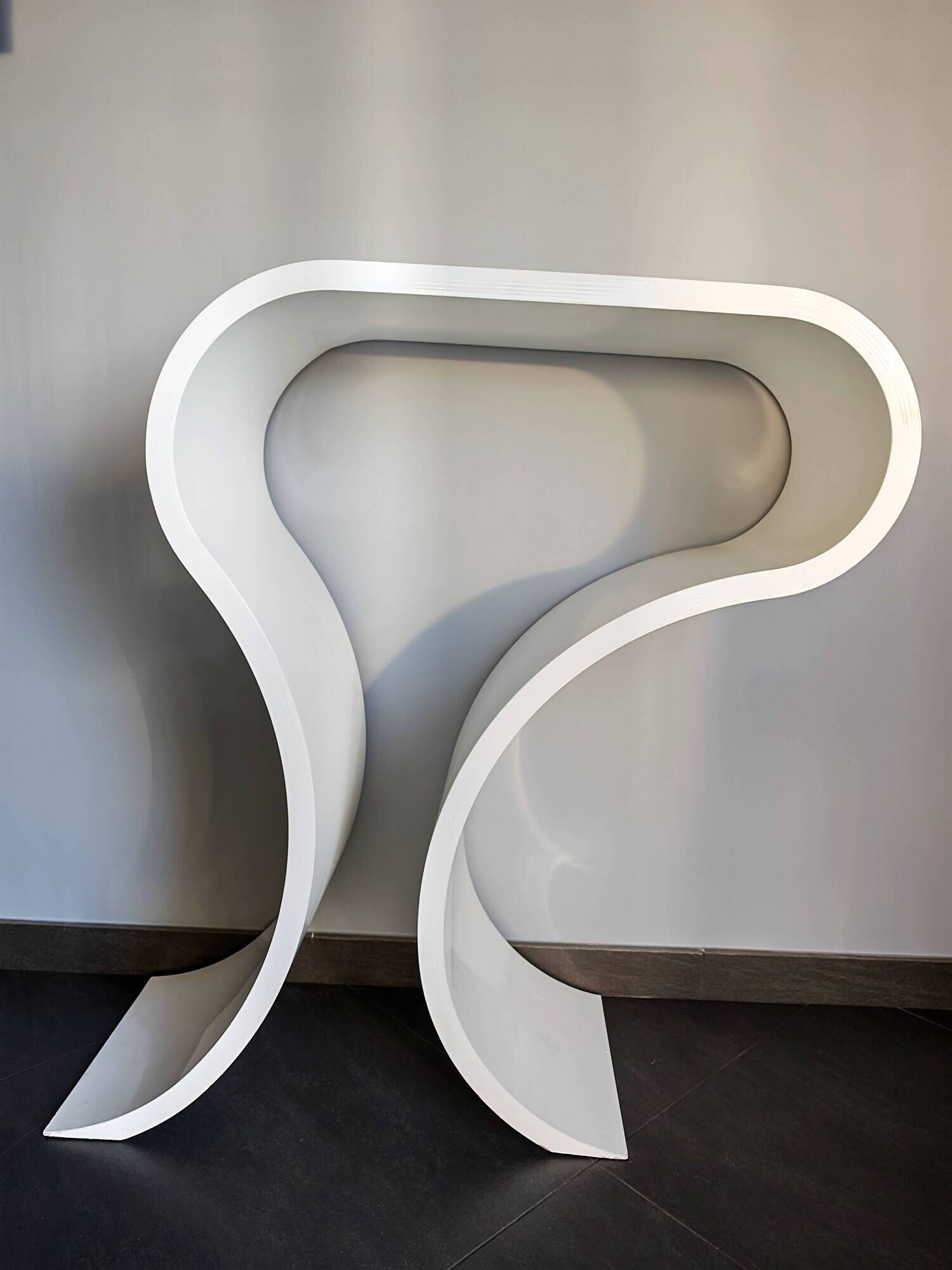 Console blanche laquée, forme ruban courbé
