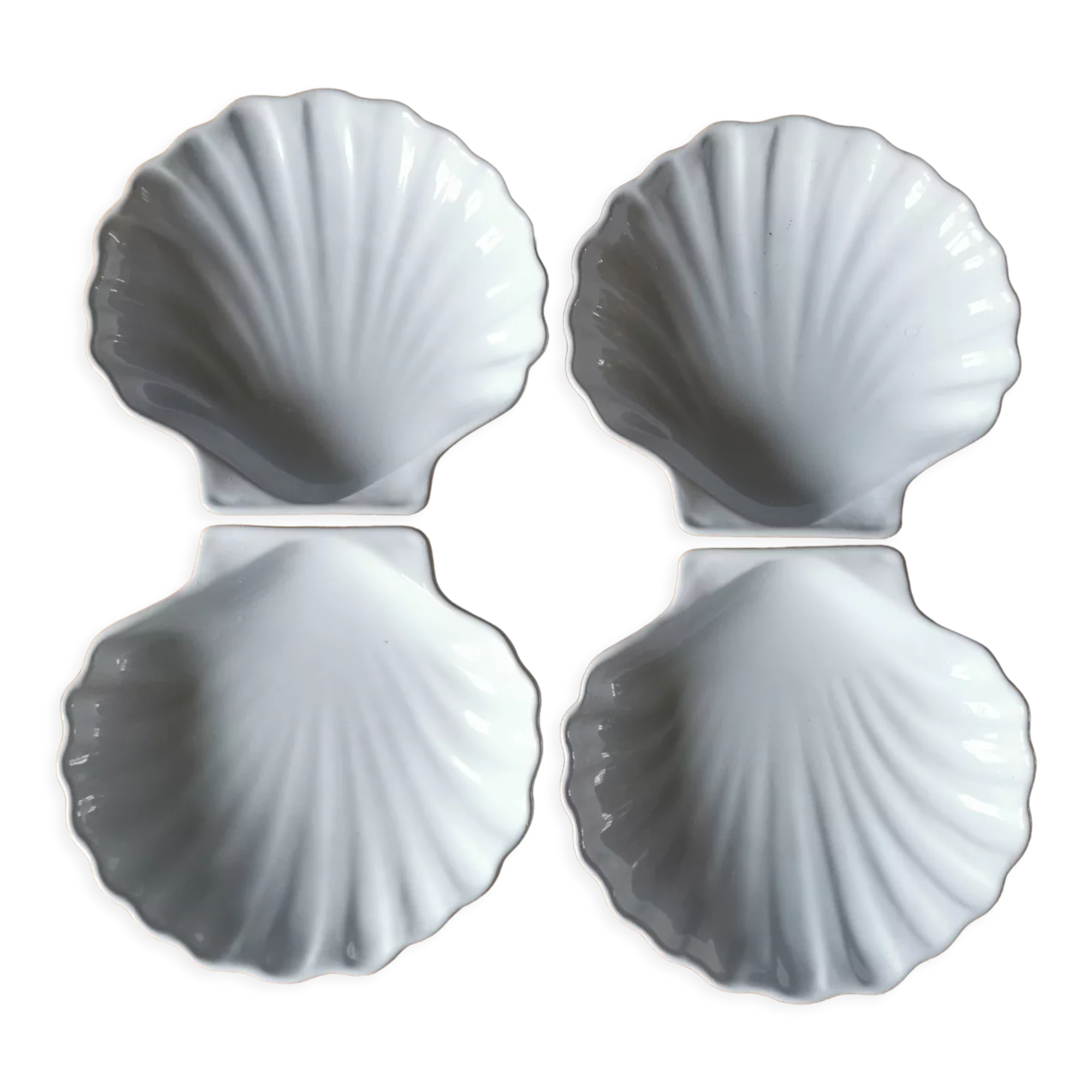 4 Émile Henry shell-shaped dishes