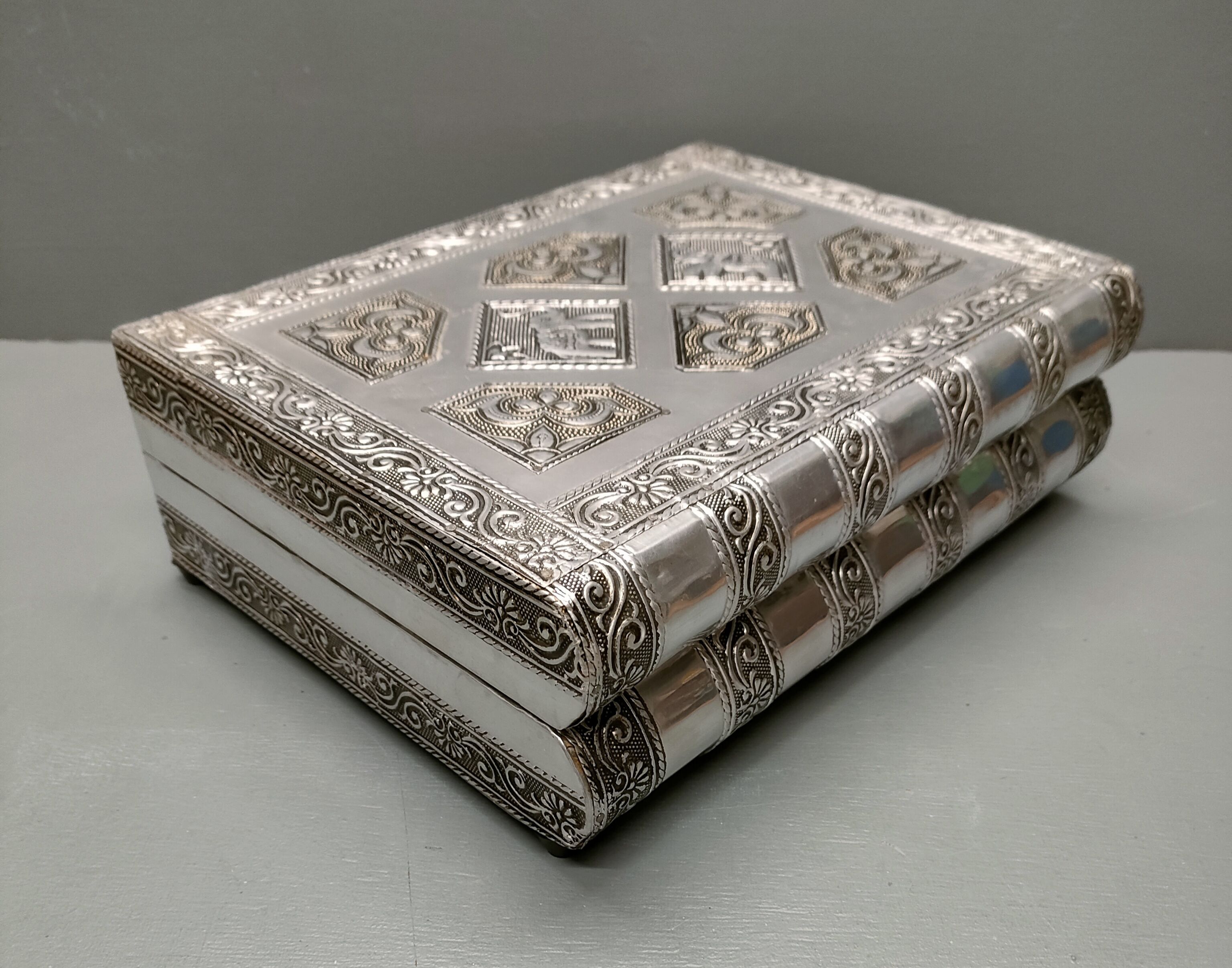 Handcrafted ethnic jewelry box - Hand-pushed silver iron - India - 70's