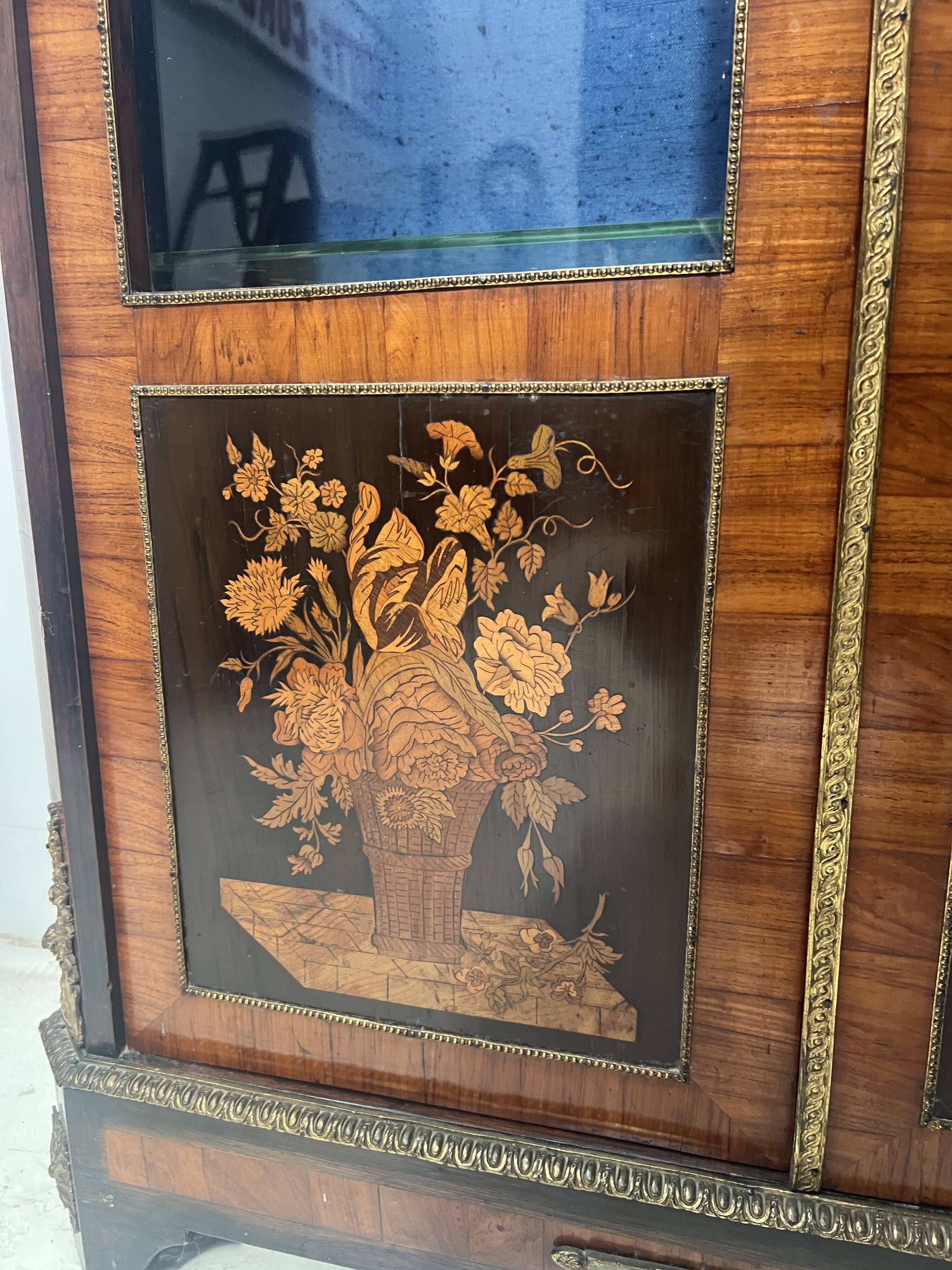 Napoleon III display cabinet in rosewood veneer and marquetry, 19th century.
