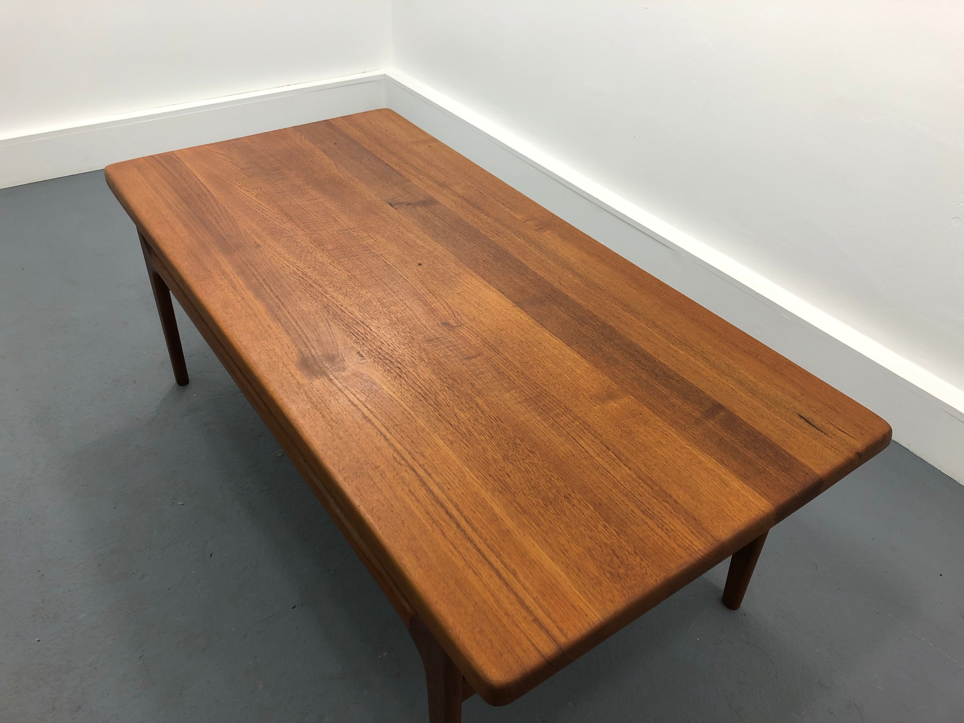 Table basse danoise du milieu du siècle avec rangement de A / S Niels Bach, 1960s