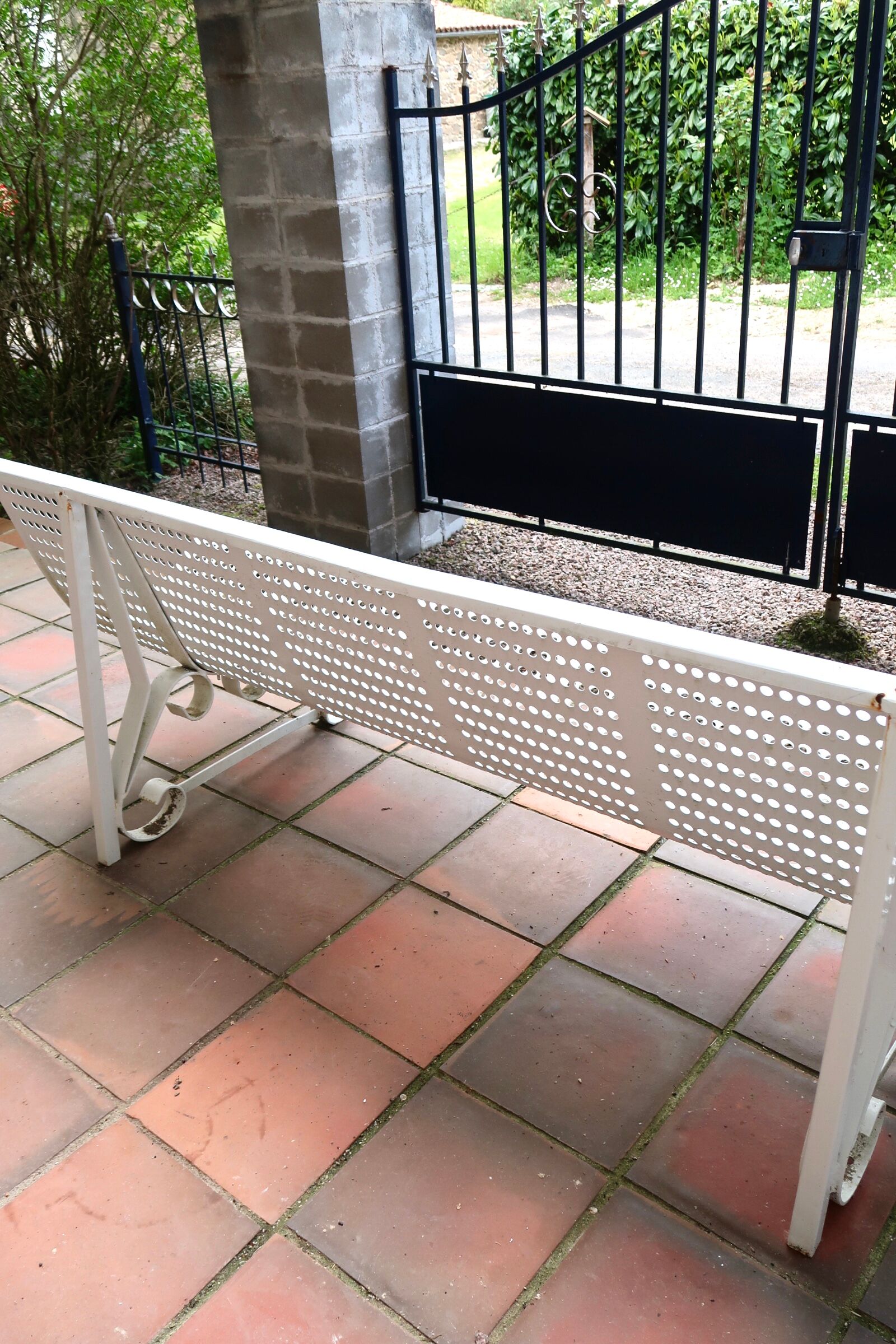 Metal garden bench