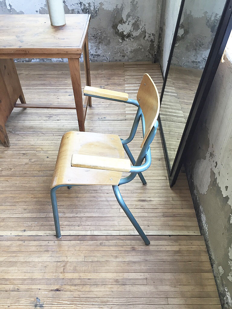 Master chair with armrests