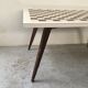 Table basse pieds compas plateau échiquier
