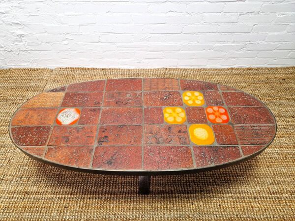 Table basse en pierre de lave et céramique de Jean Jaffeux