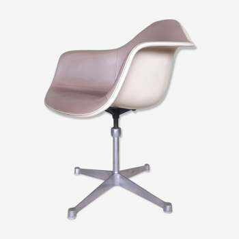 Fauteuil de bureau pivotant et réglable par Charles et Ray Eames, ed. Herman Miller