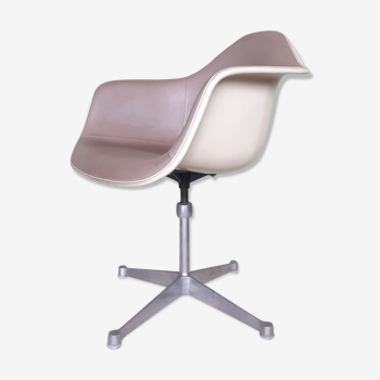 Swivel and adjustable office chair by Charles and Ray Eames, ed. Herman Miller