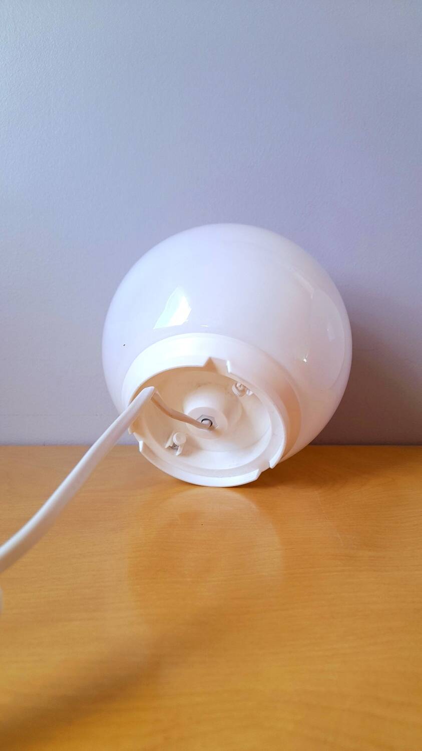 Lampe globe en opaline, Ikea.
