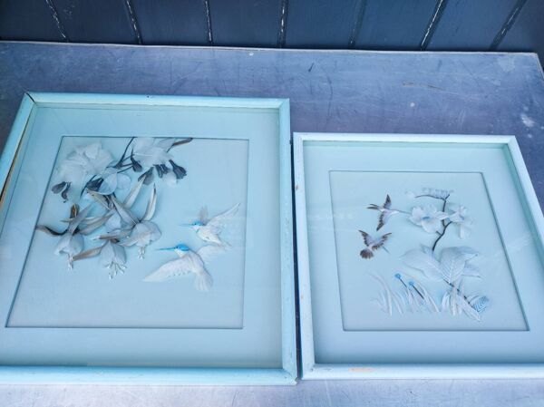 Deux tableaux vintage réalisés avec des plumes, motif colibri