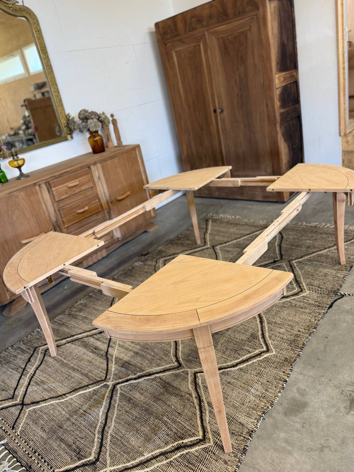 Extendable table with several options.