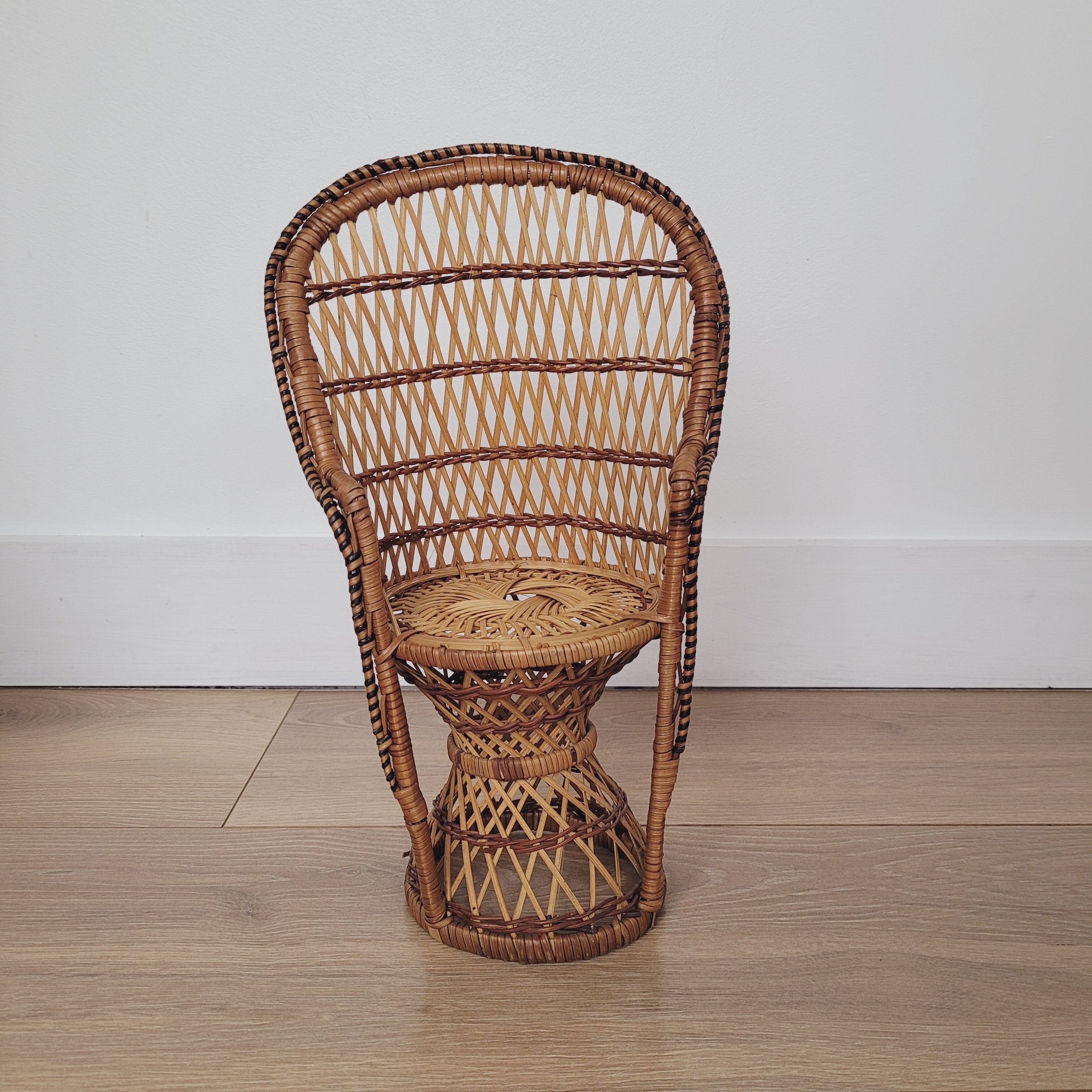 Armchair Emmanuelle doll