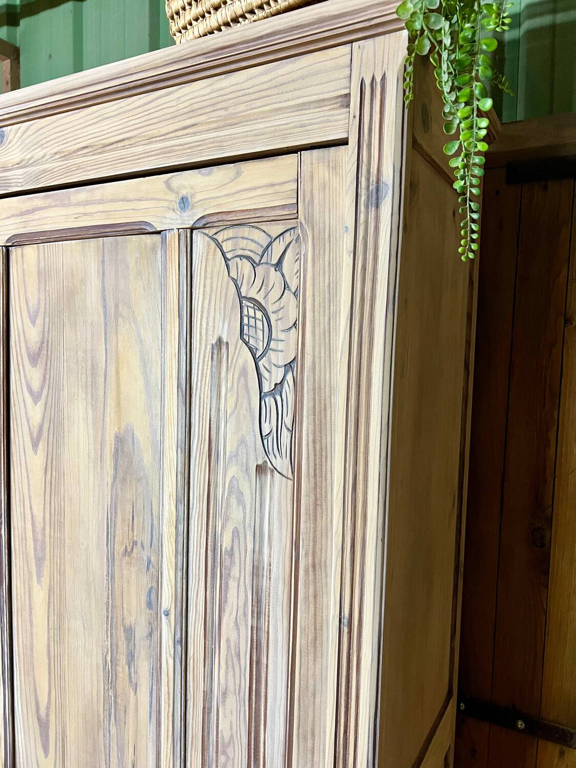 Armoire parisienne