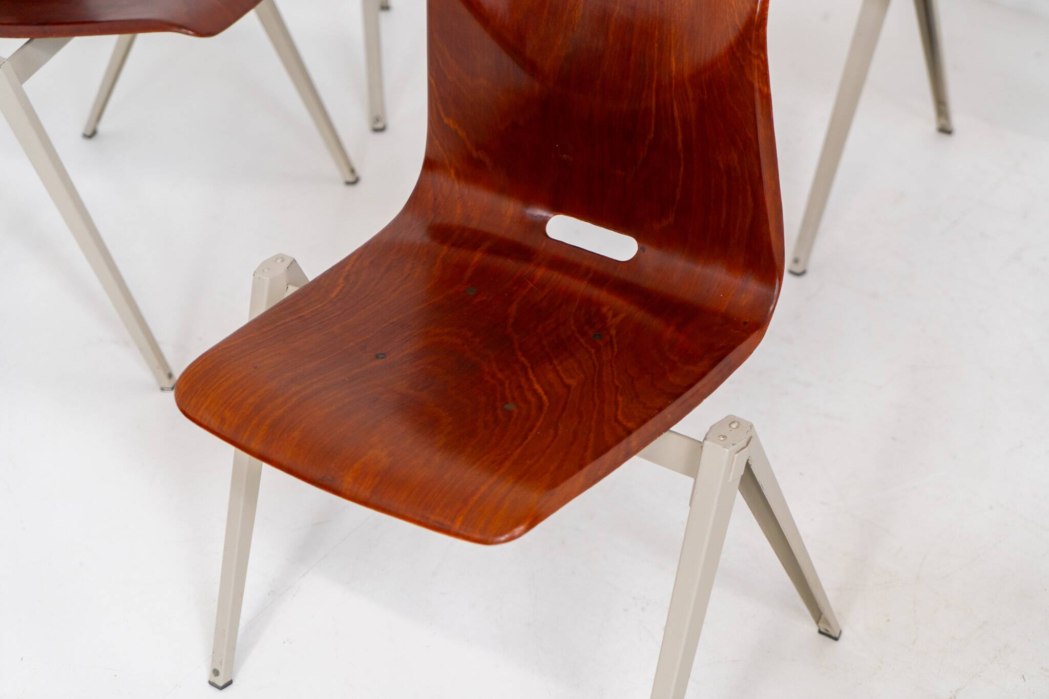 Ensemble de 6 chaises de salle à manger industrielles "S22" par Pagholz
