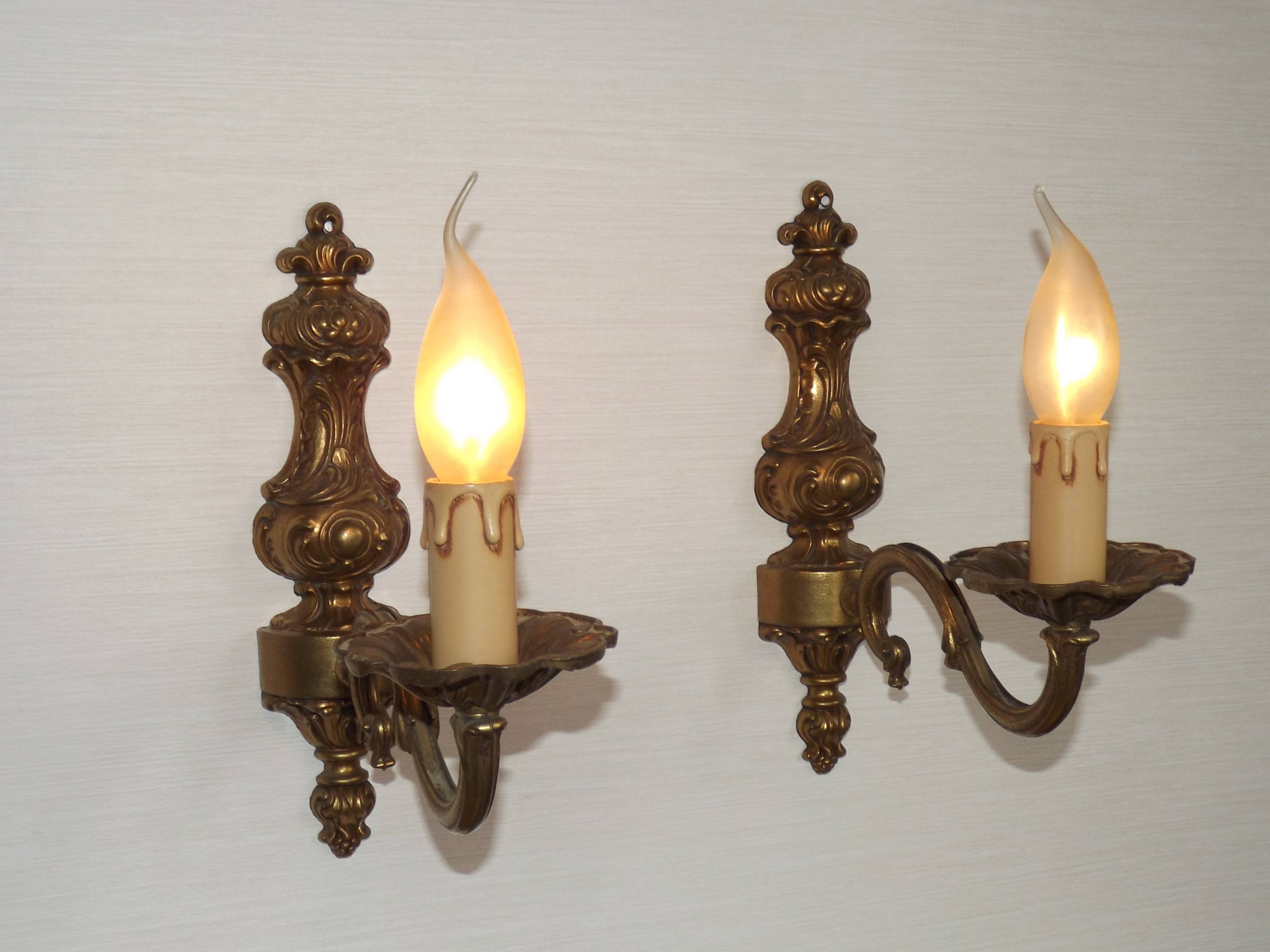 Pair Of Elegant Vintage French Traditional Style Bronze Single Wall Lights