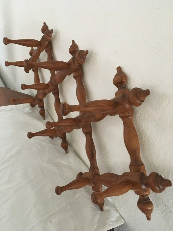 Stretchy wooden wall hanger with ten hooks