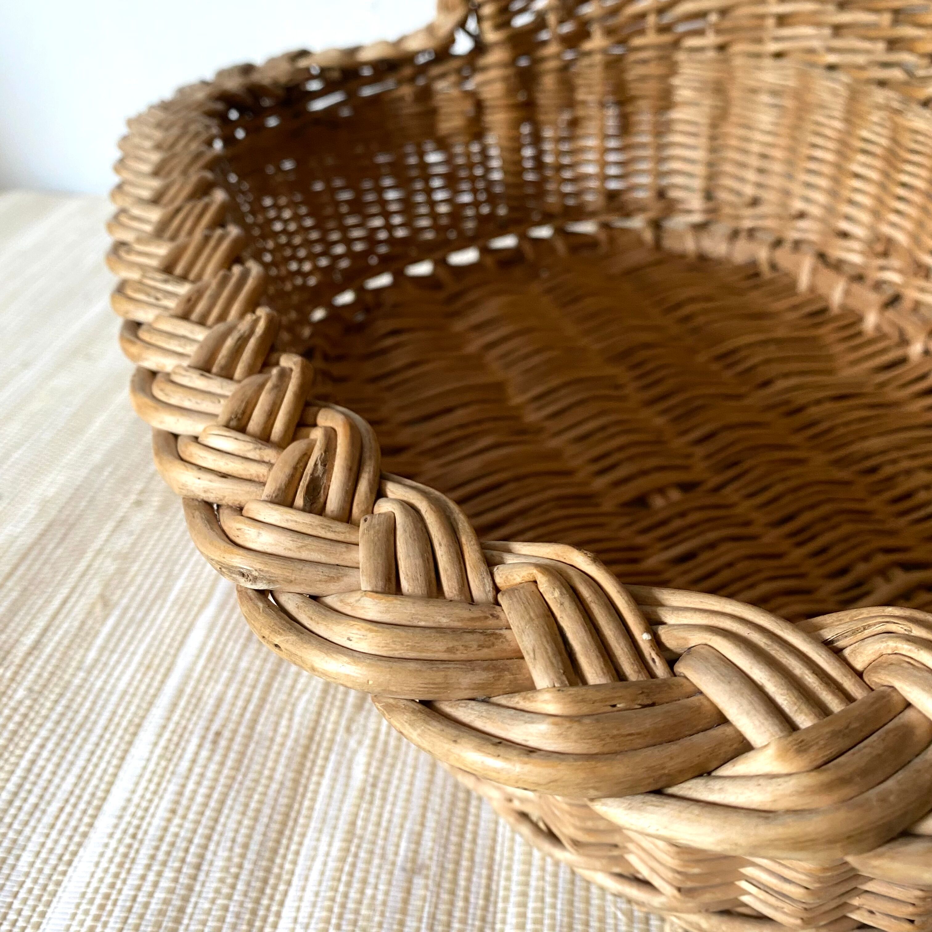 Woven wicker cat basket