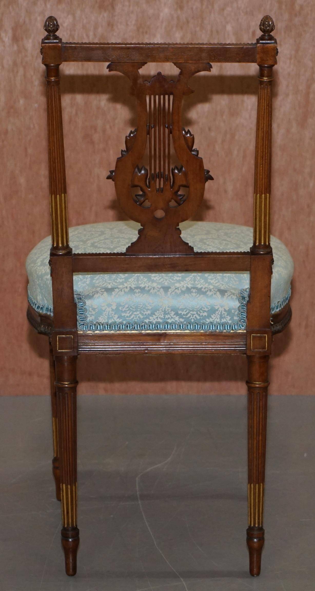 Paire de Chaises d'Appoint Sculptées en Bois Doré