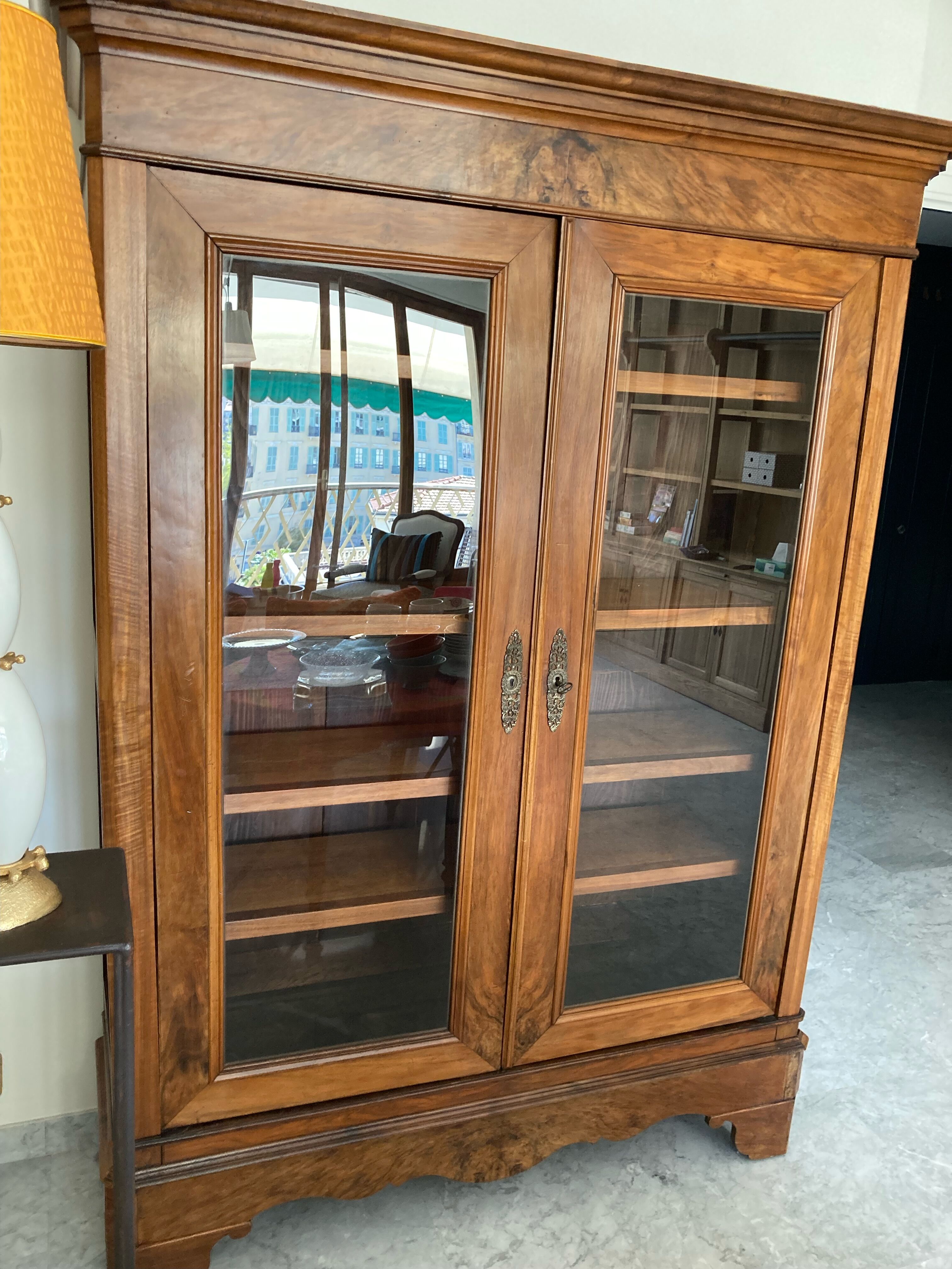 Showcase vessel or bookcase