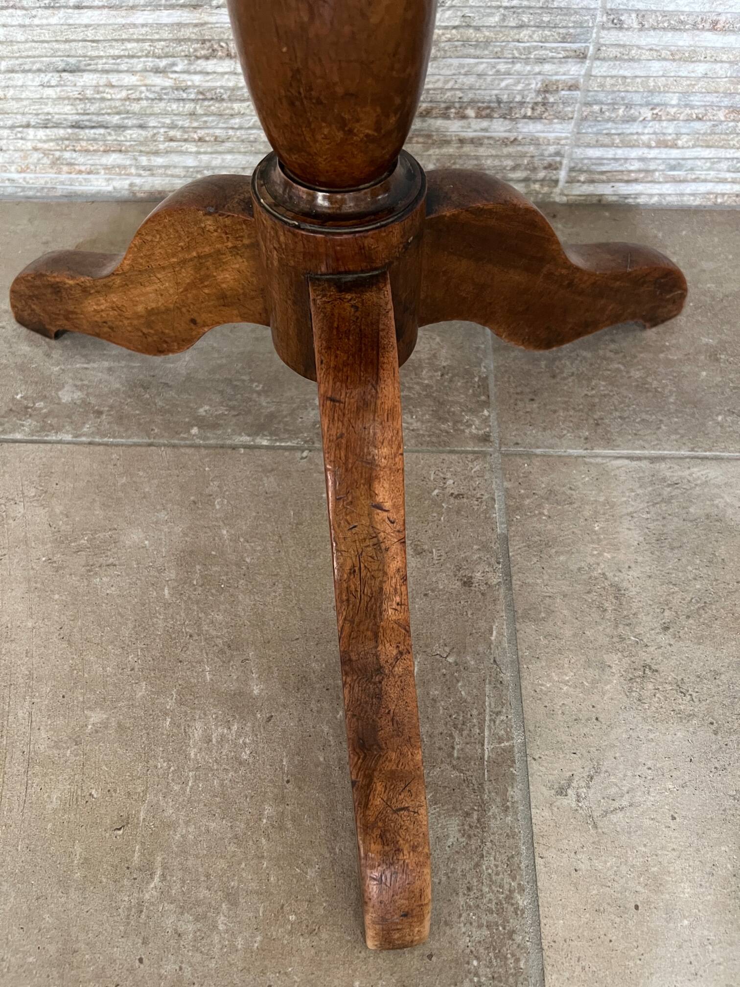 19th century tripod pedestal table in walnut Diam: 49cm