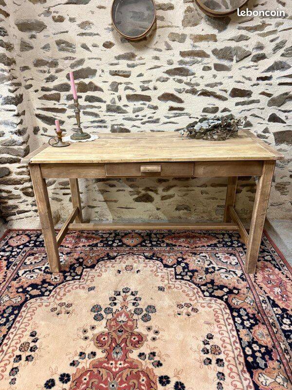 Jolie table ou bureau en bois décapé