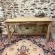 Jolie table ou bureau en bois décapé