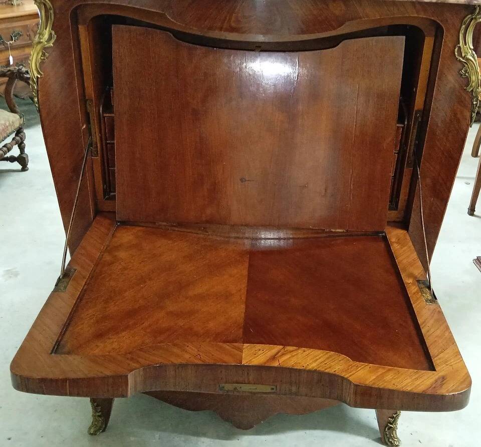 Important Louis XV secretary, in floral marquetry and rich.
