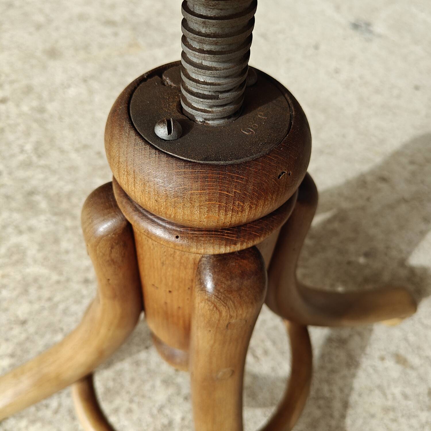 Adjustable piano stool
