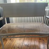 1 banquette cannée, 2 chaises avec accoudoir cannées, 2 chaises cannées