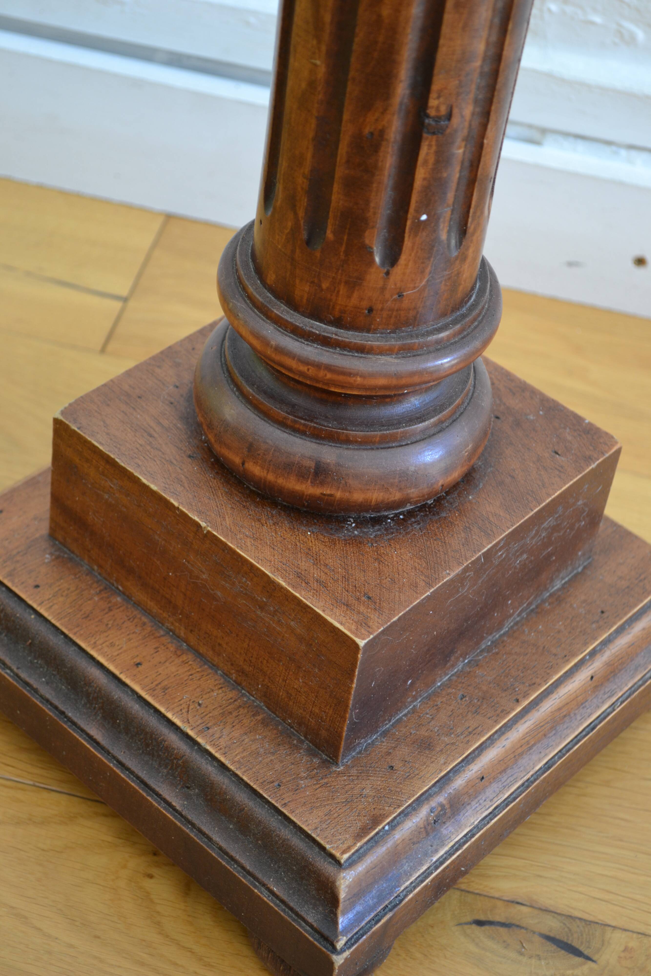 Wooden column pedestal in Louis XVI style, height: 93 cm.