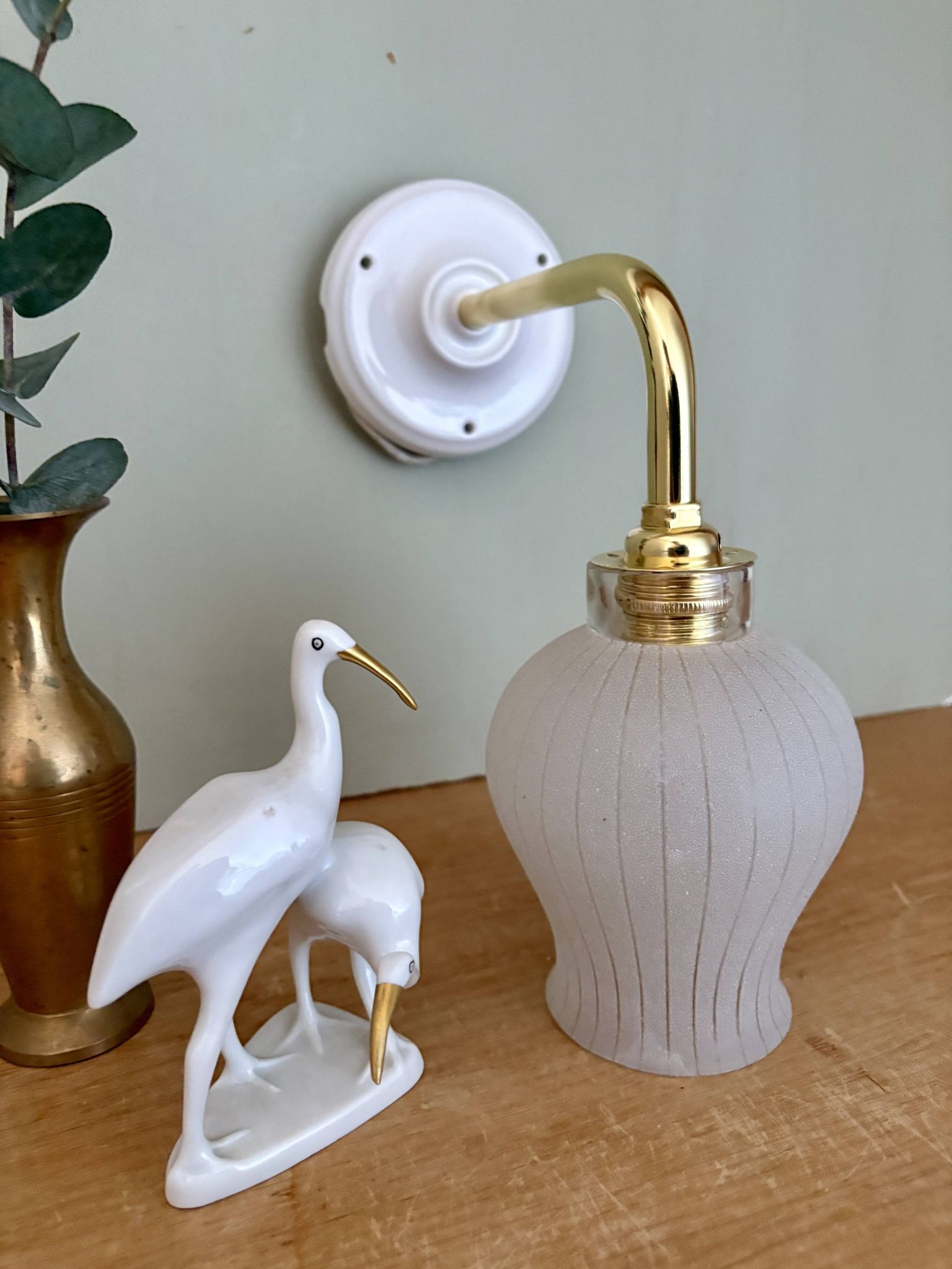 Applique coudée tulipe vintage en verre granité blanc