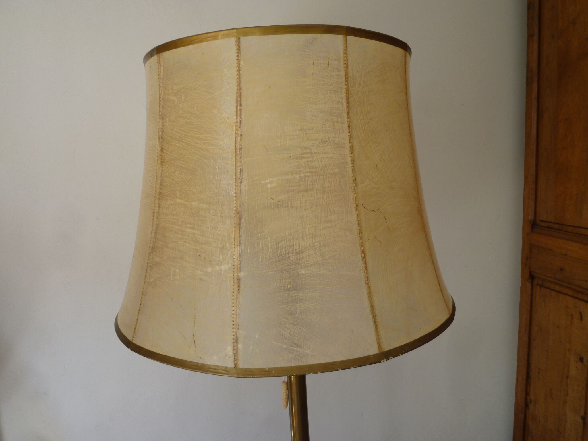 Lampadaire pied en laiton - abat jour en vessie de porc | Selency