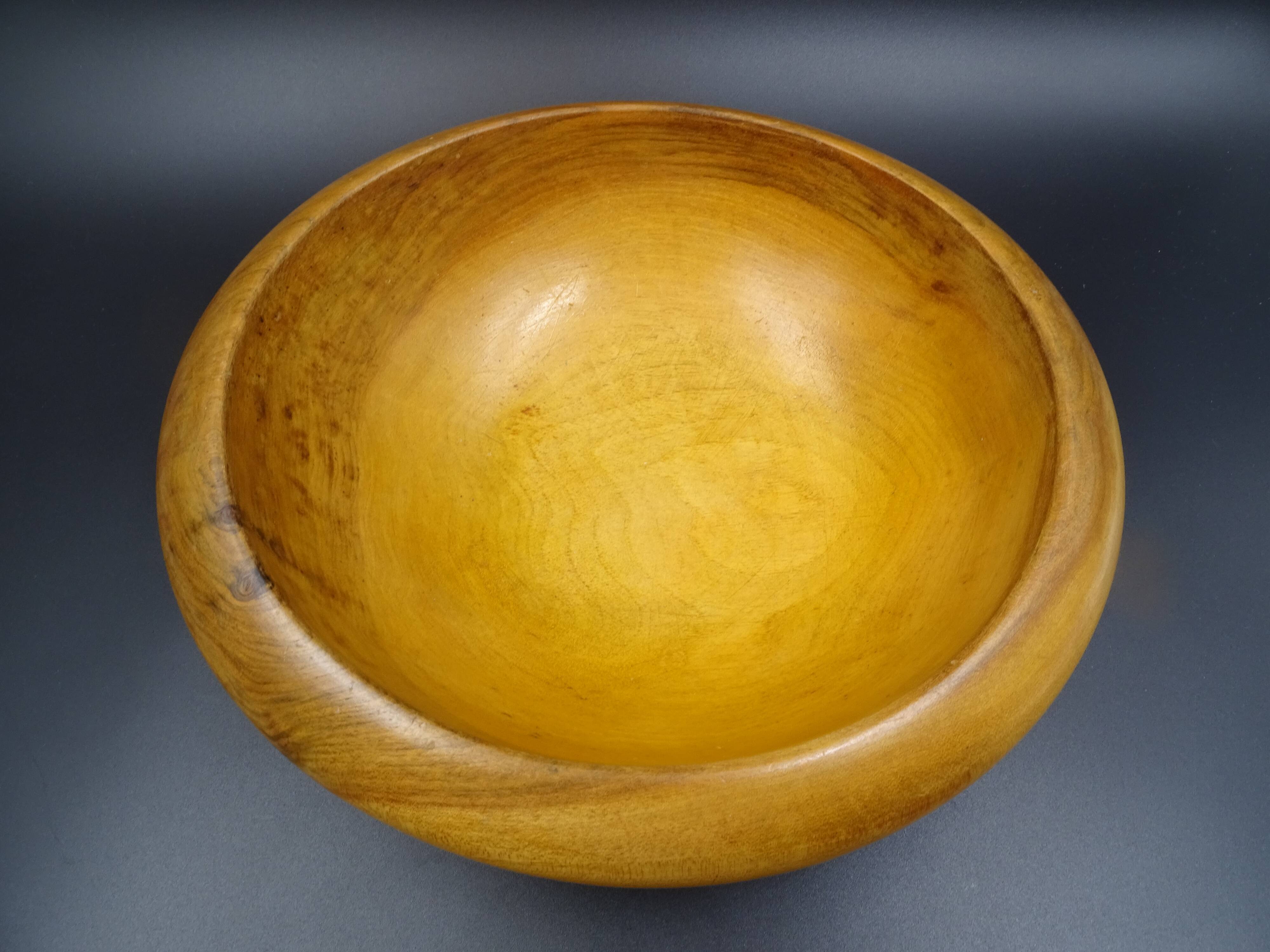 Wooden dish signed E - Circa 1960-1970