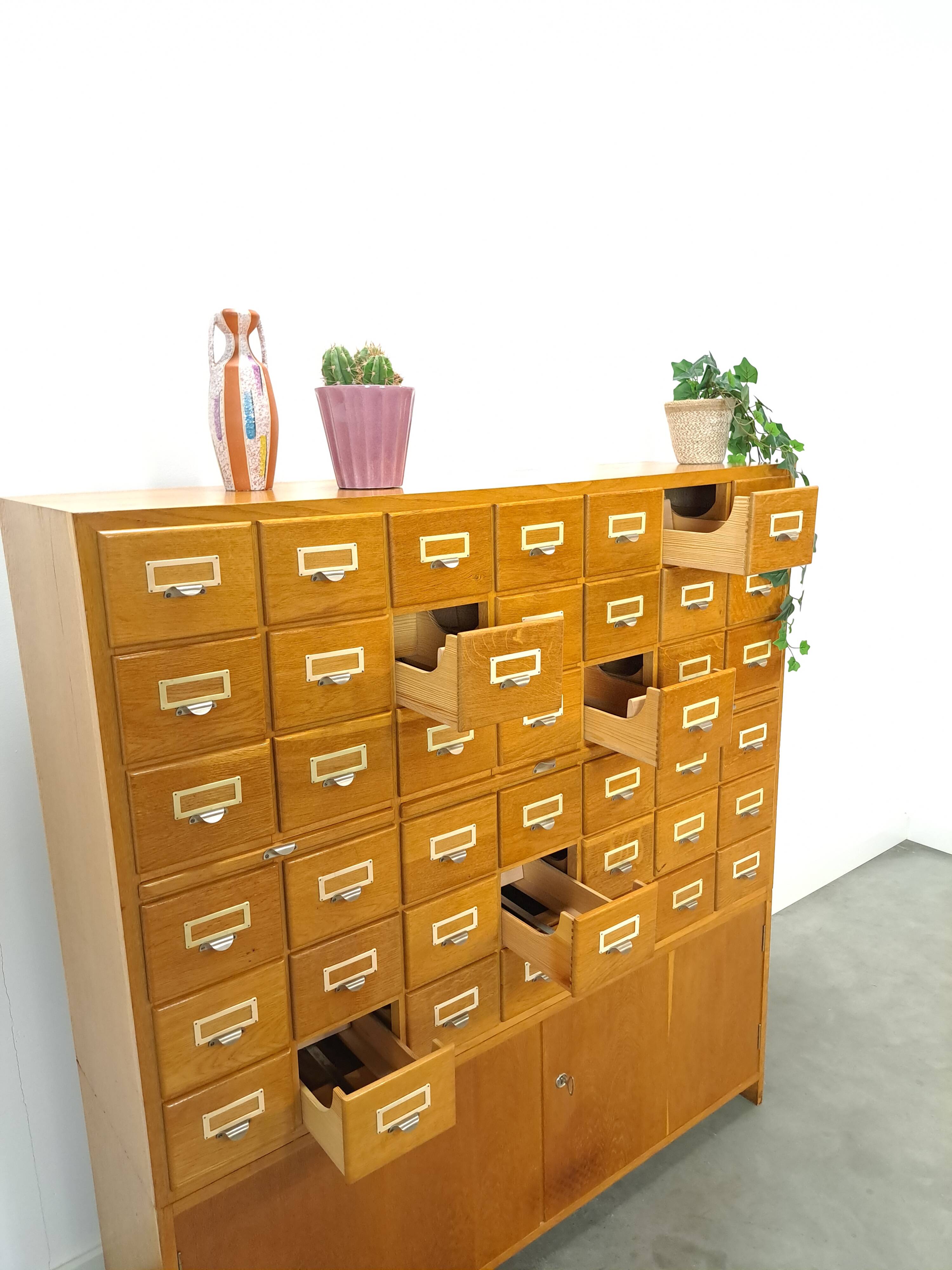 Oude houten ladekast met uitschuifbare planken