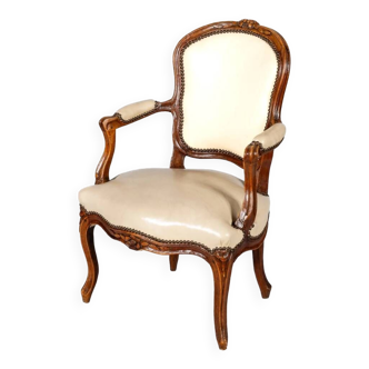 Louis XV period armchair in natural wood with convertible back carved with flowers