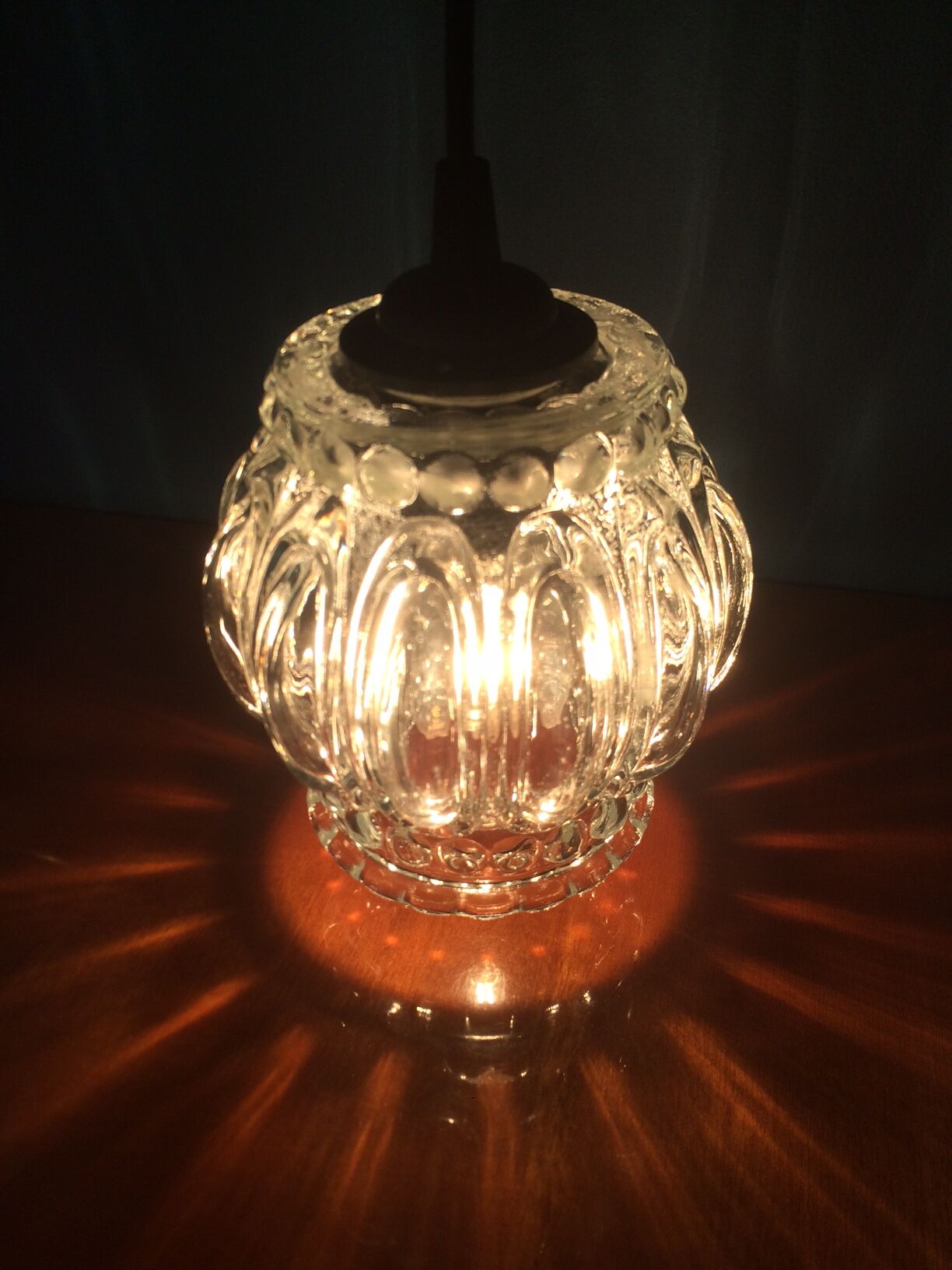 Chiseled glass hanging lamp
