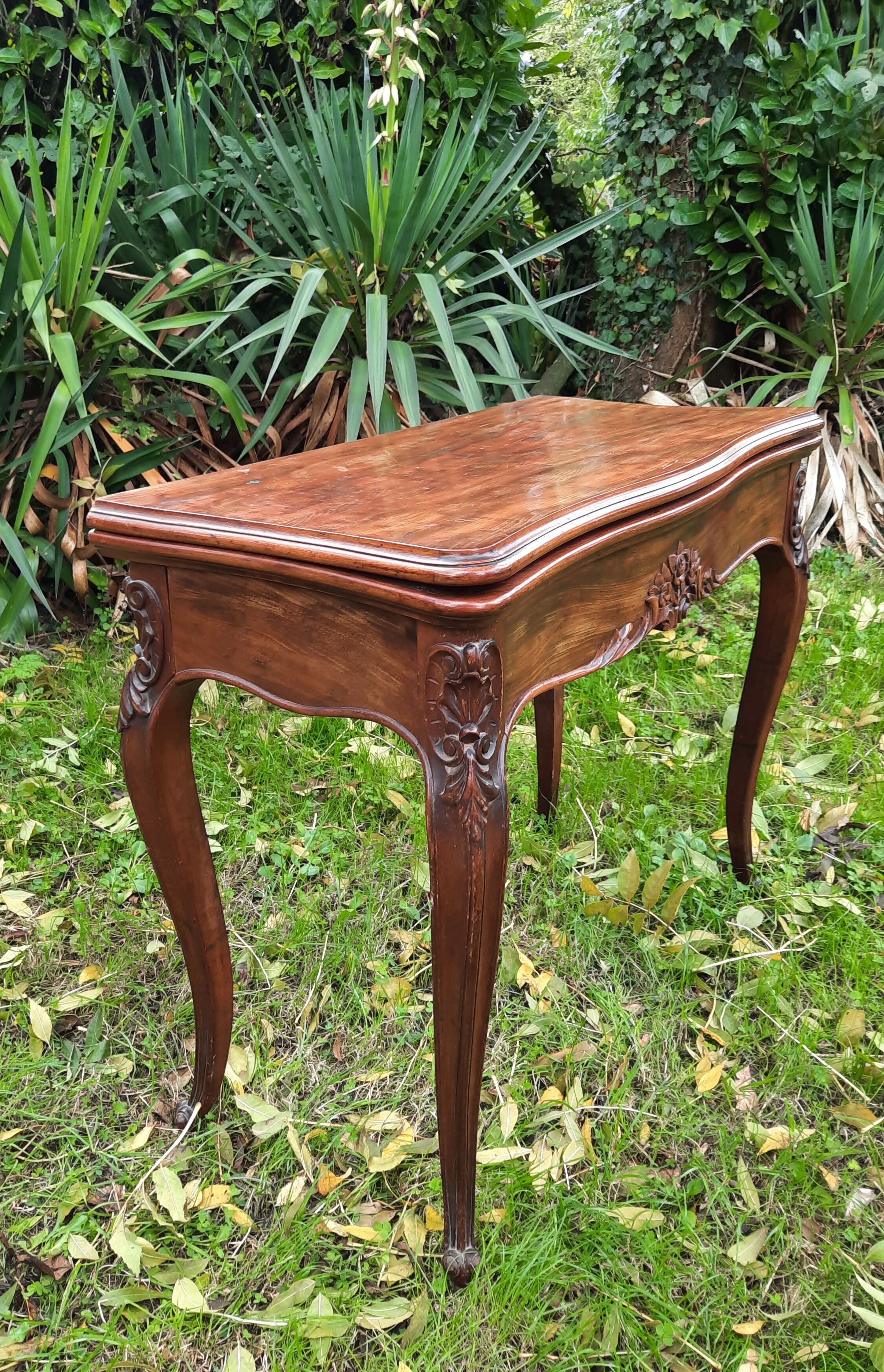 Table à jeu style Louis XV en acajou