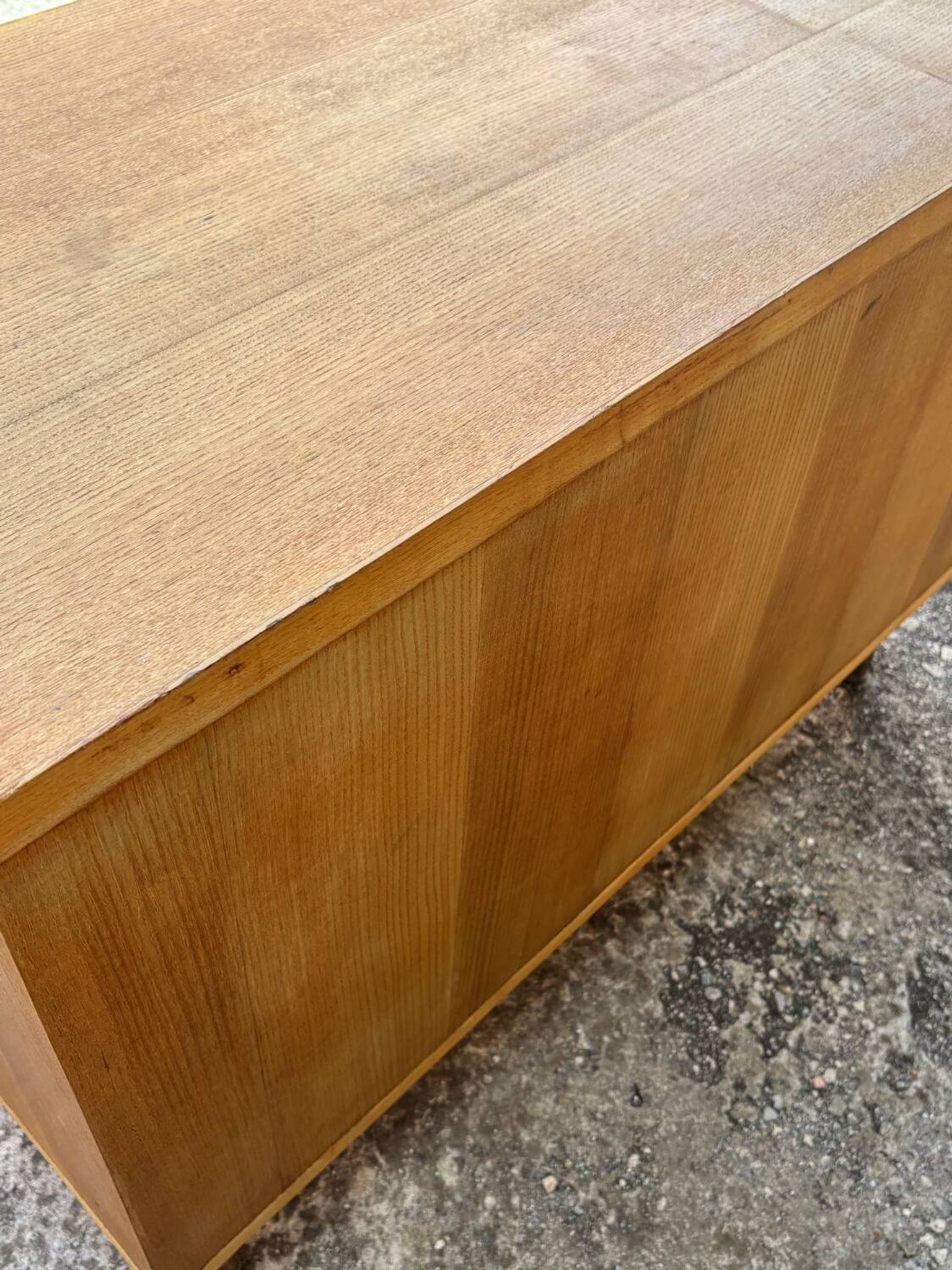 Commode années 70 chêne, laiton et placage blanc cassé