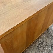 Commode années 70 chêne, laiton et placage blanc cassé