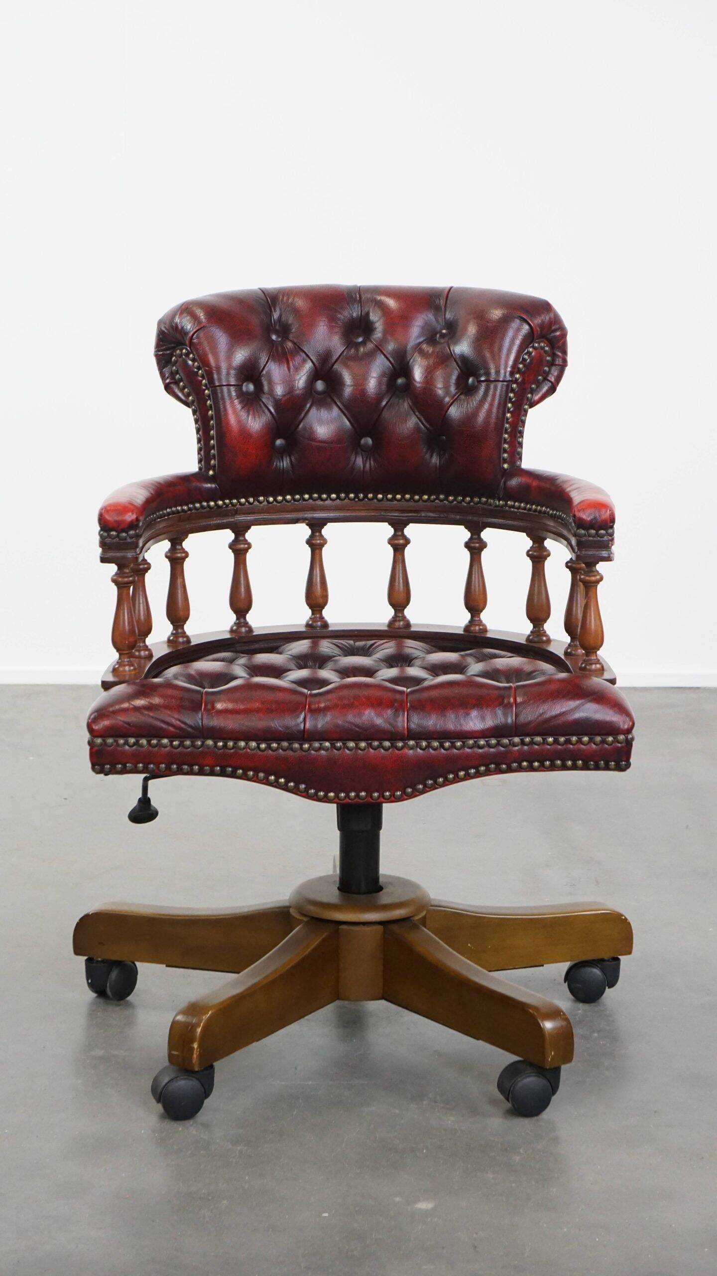 Fauteuil de bureau Chesterfield pivotant classique rouge en cuir de vachette sur roulettes