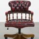 Fauteuil de bureau Chesterfield pivotant classique rouge en cuir de vachette sur roulettes