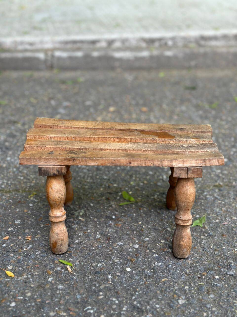 Rustic stool in solid wood with turned legs.