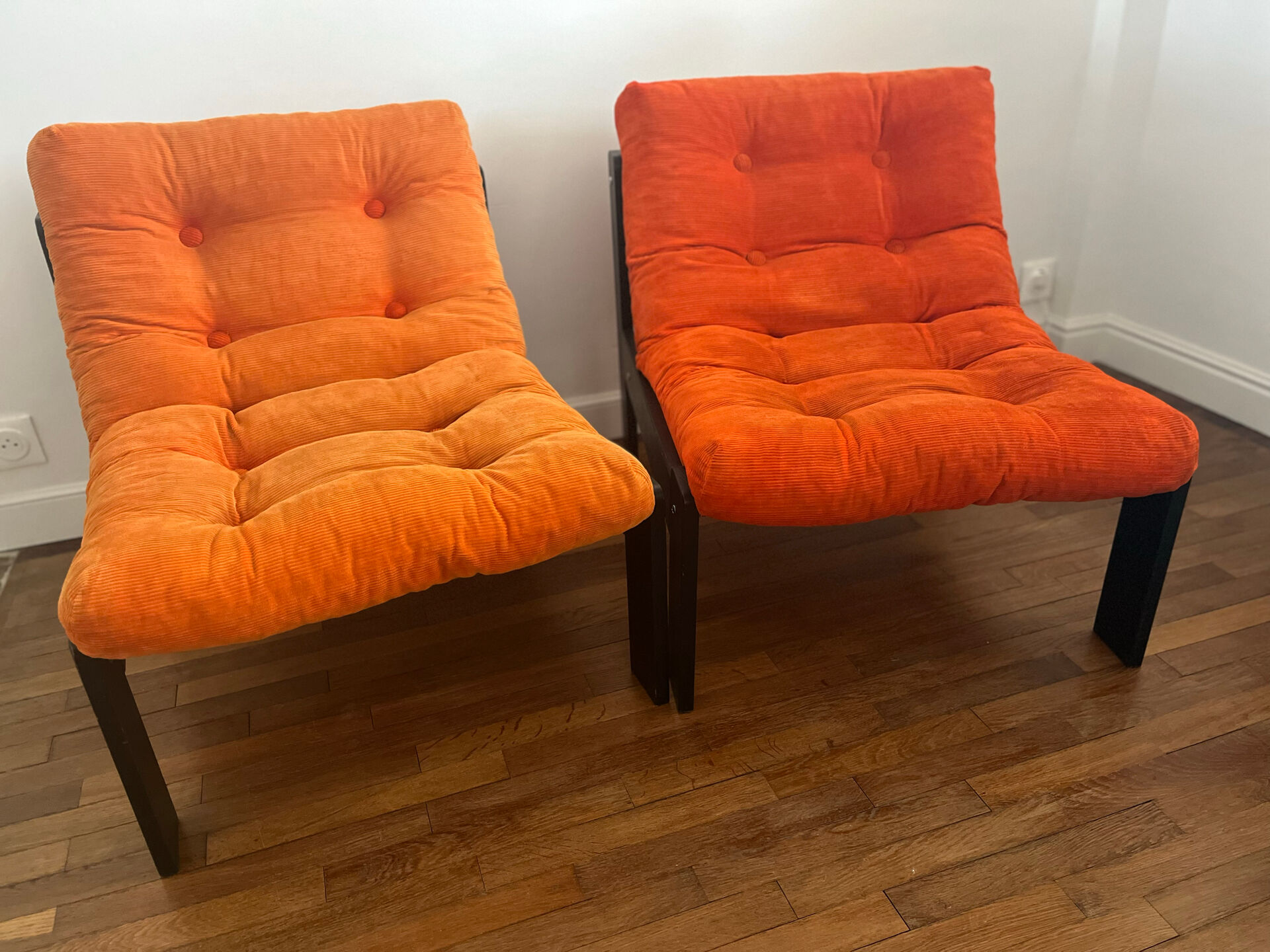 2 fauteuils en velours orange Vintage année 1974