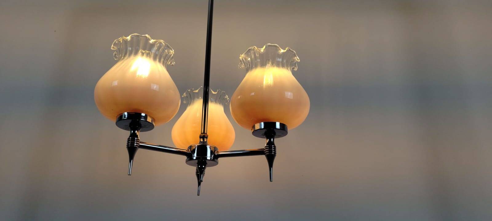 Vintage lustre in pink opaline – Three lights for a subdued atmosphere