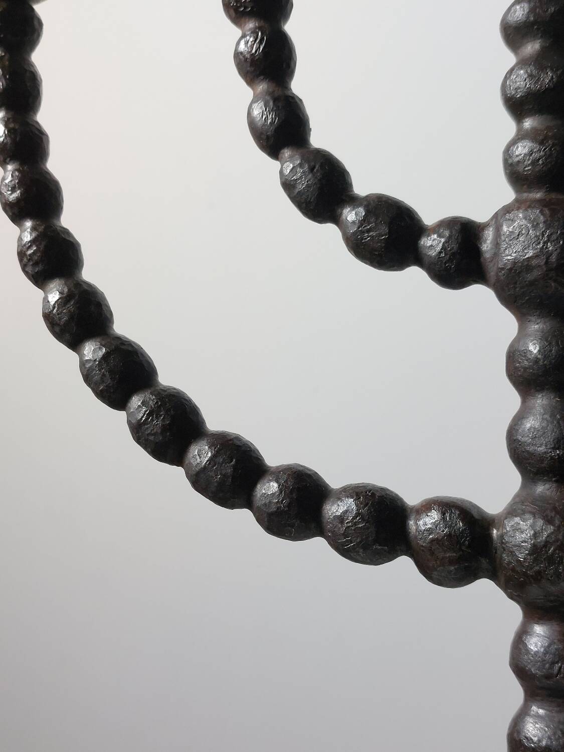 Candelabre en forme de bobine de style menorah habilement forgé.